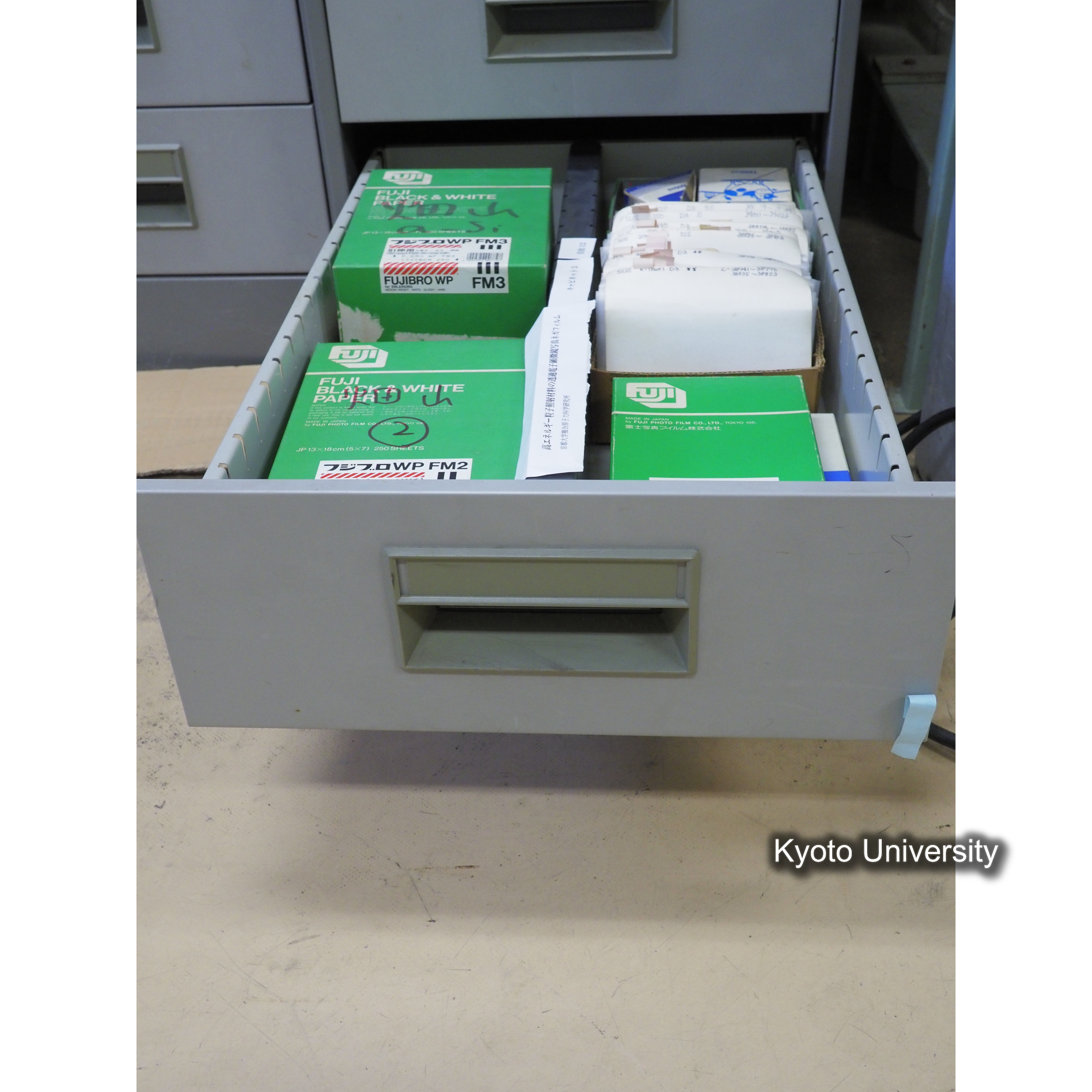 [収納状況(概要調査時)] キャビネット3(SSS管理室)引き出し10〜12. (5)