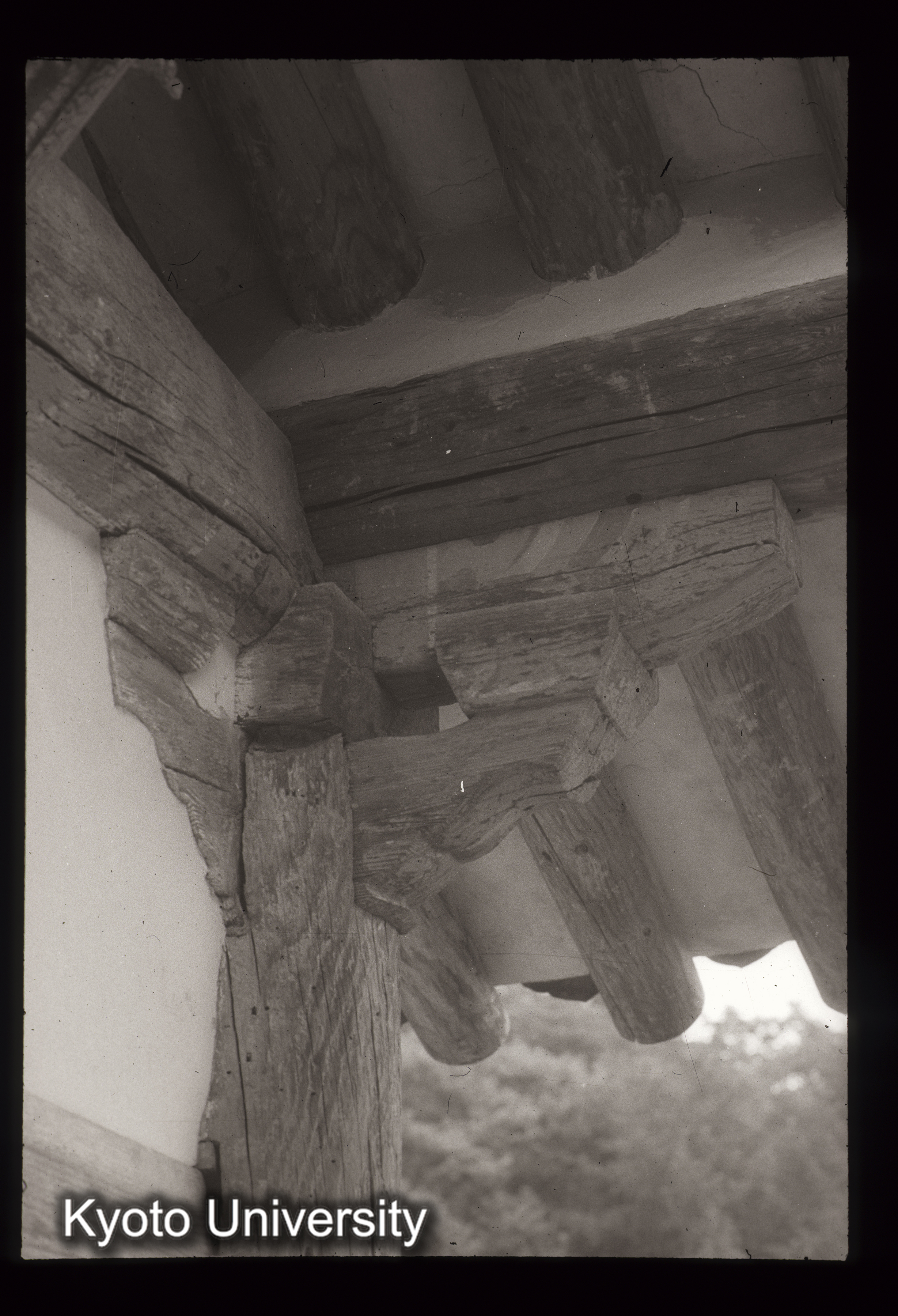 13_海印寺蔵経板庫 寺刊東庫（東屋） 柱心包 (1)