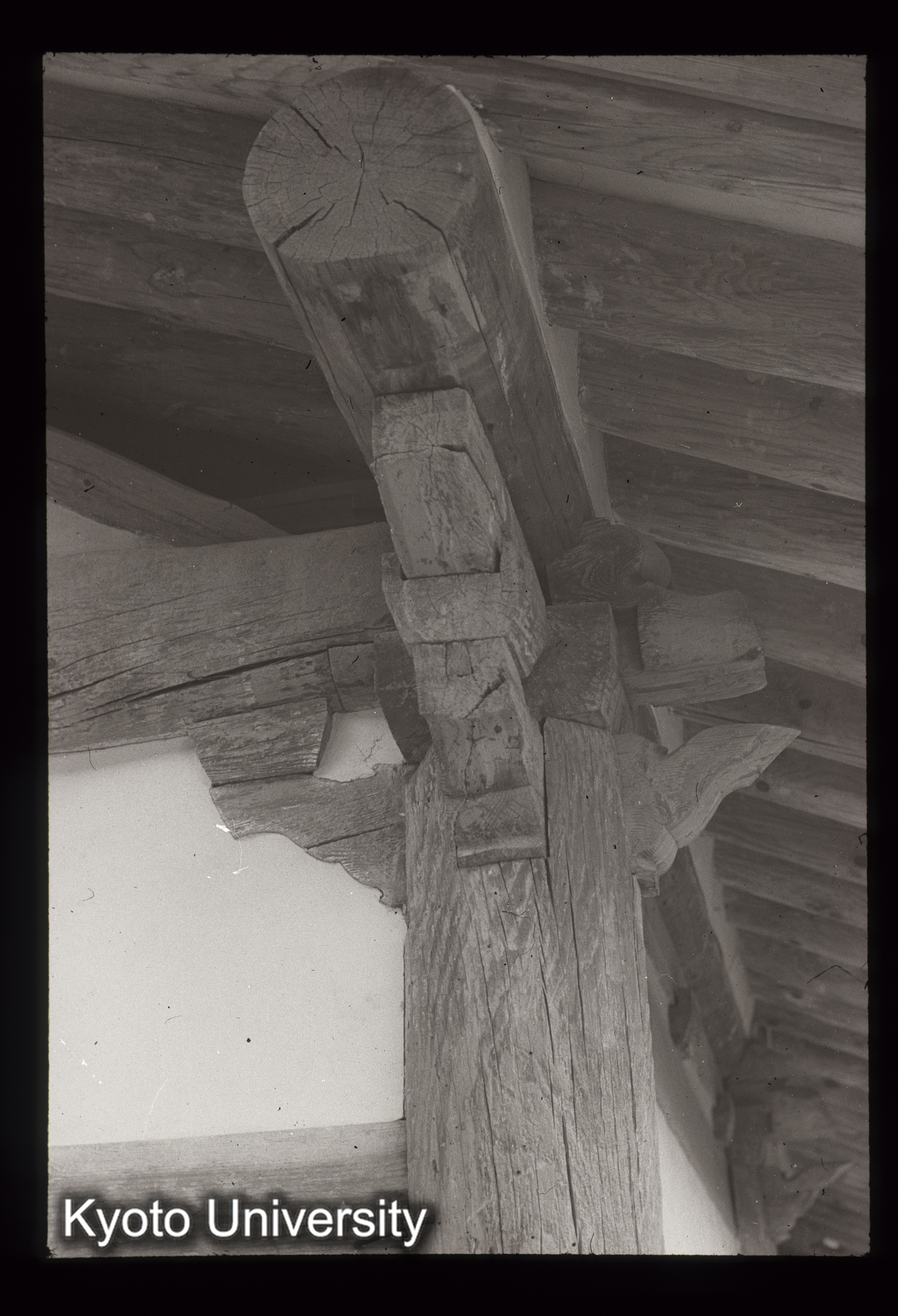 14_海印寺蔵経板庫 寺刊東庫（東屋） 柱心包 (1)