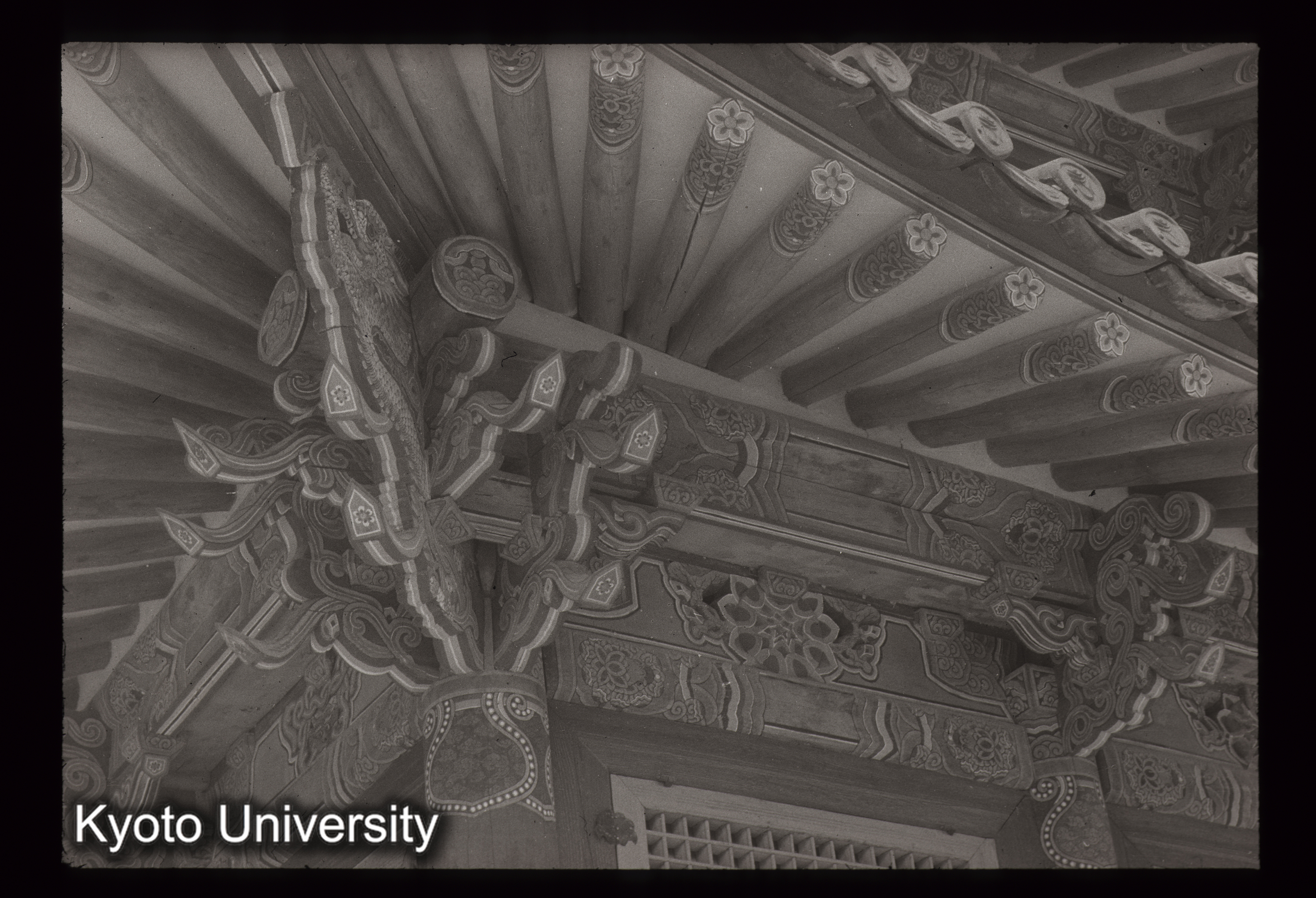 29_法住寺捌相殿 初層隅軒・斗栱見上げ (1)