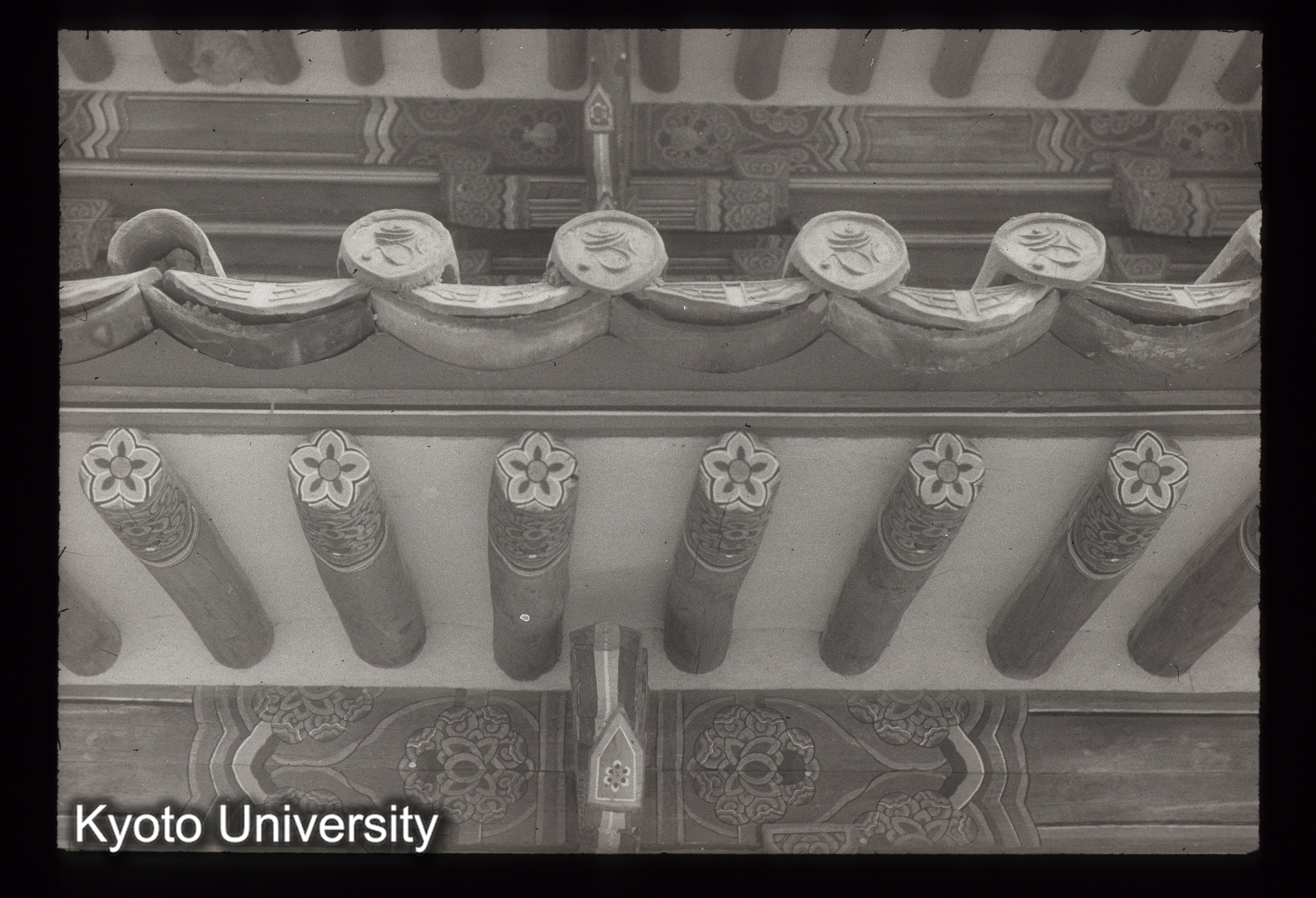 31_法住寺捌相殿 軒先 (1)