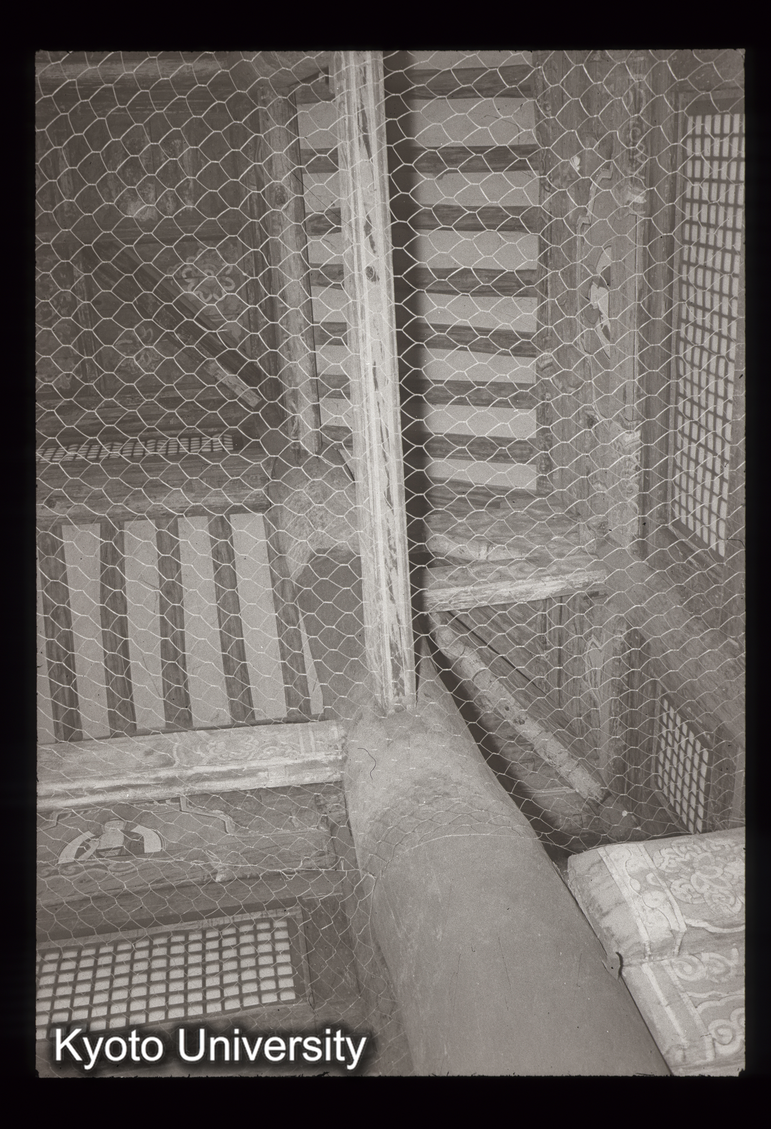 36_法住寺捌相殿 内部構架見上げ (1)