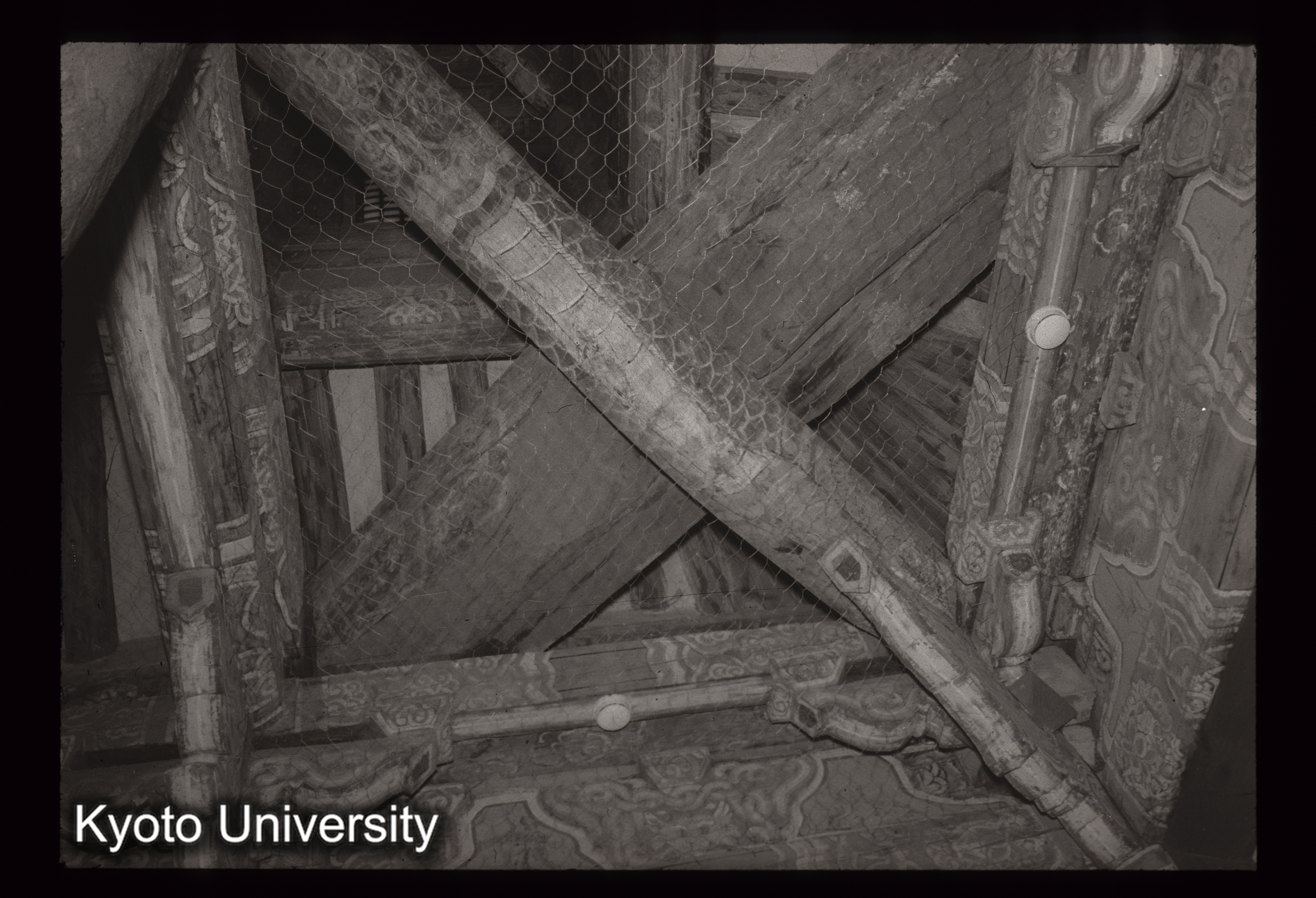 38_法住寺捌相殿 隅構架（火打梁）見上げ (1)