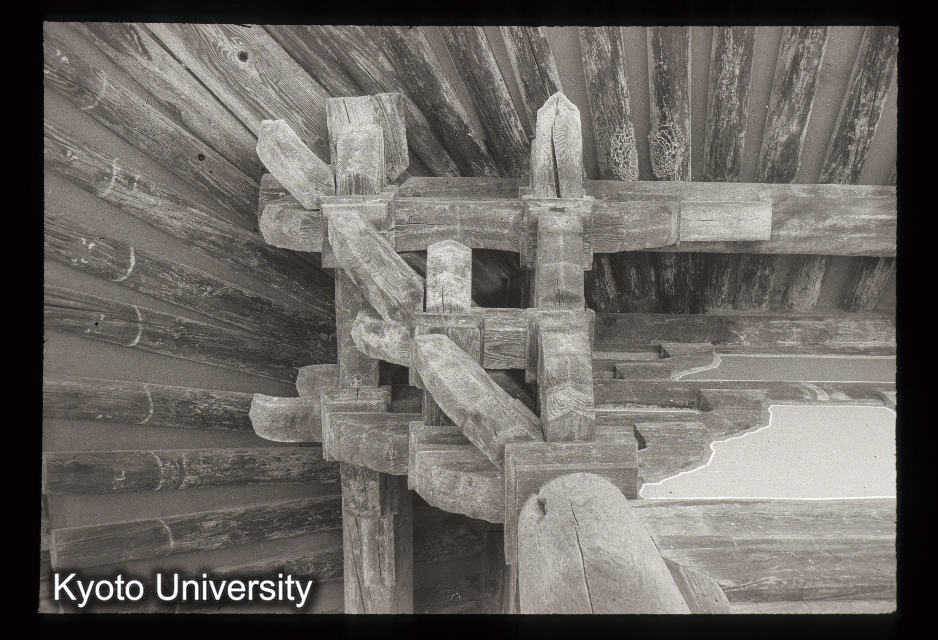 94_浮石寺無量寿殿 隅斗栱見上げ (1)