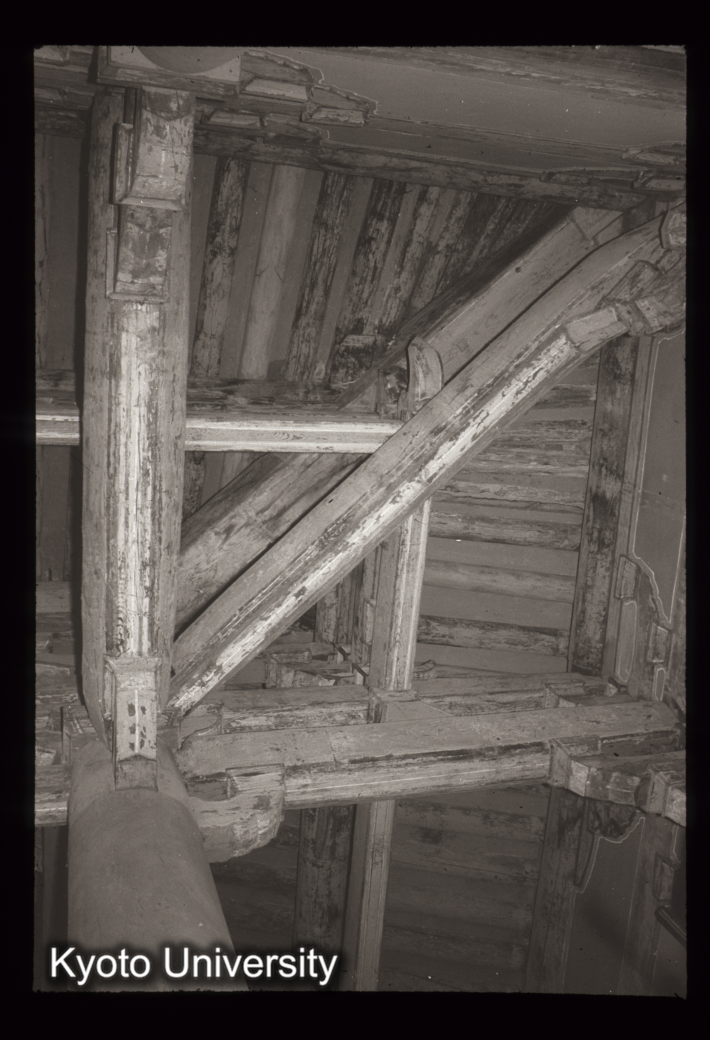 109_浮石寺無量寿殿 隅構架見上げ (1)