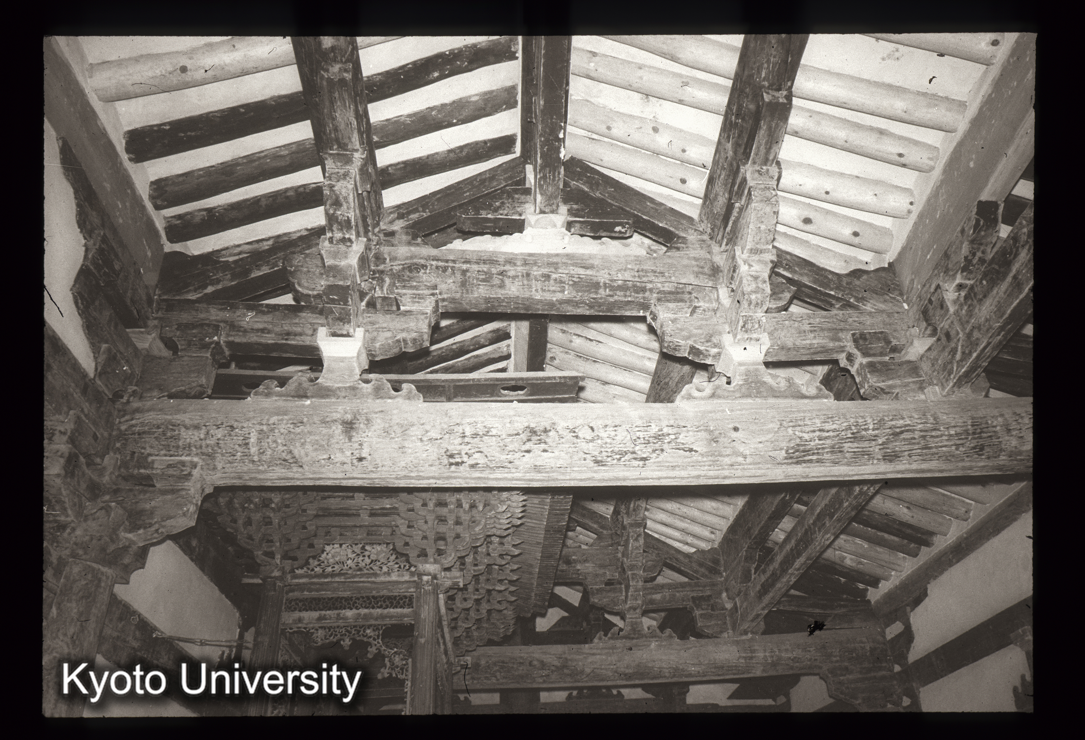 129_鳳停寺極楽殿 内部構架 (1)