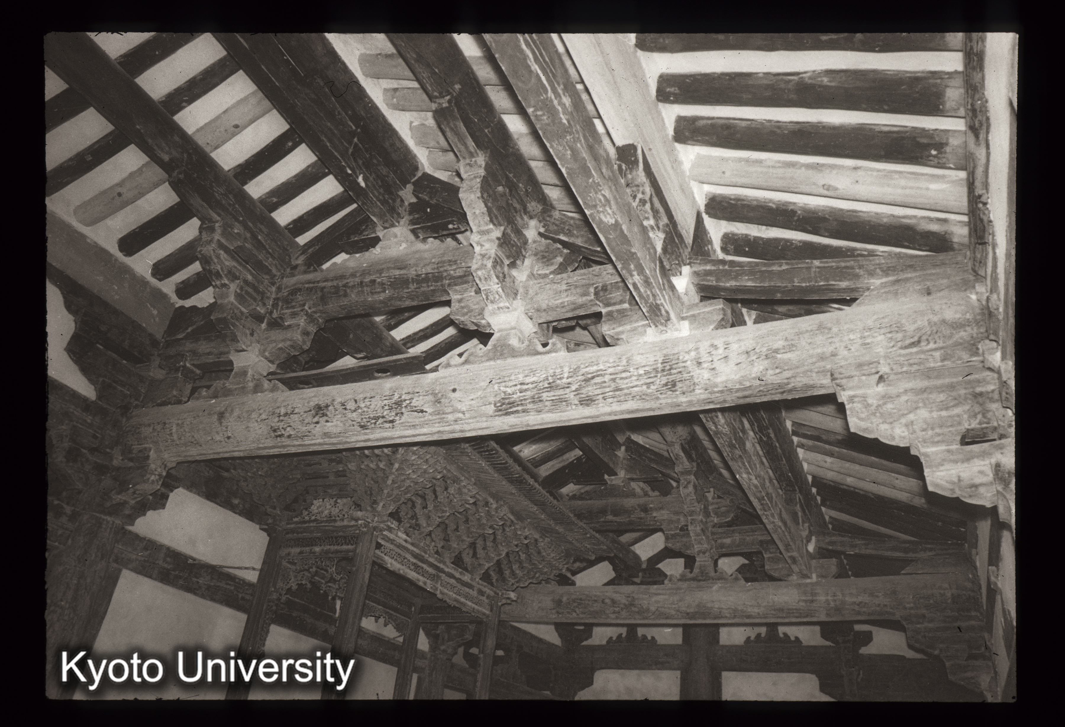 130_鳳停寺極楽殿 内部構架 (1)