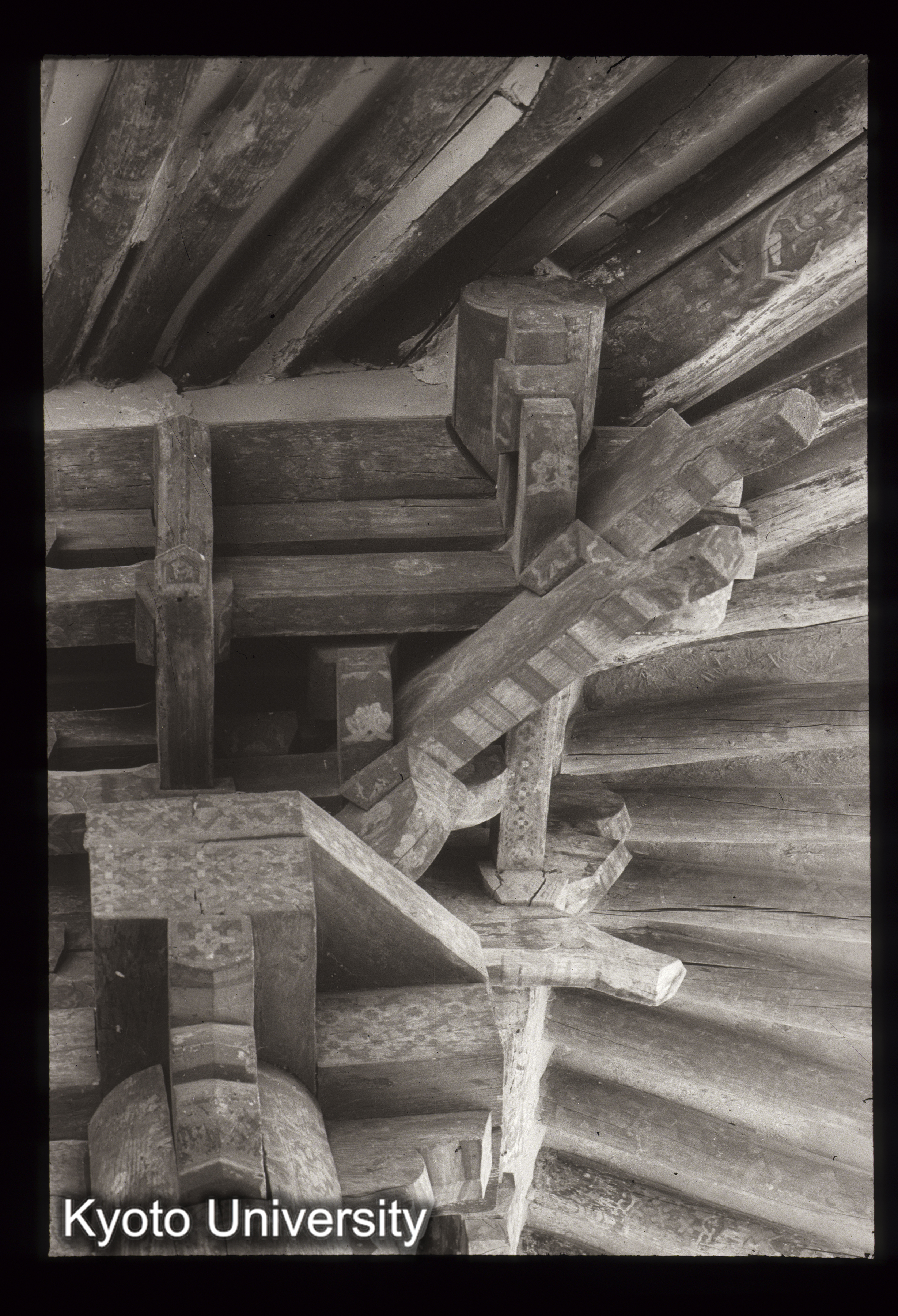 135_鳳停寺大雄殿 隅斗栱見上げ (1)