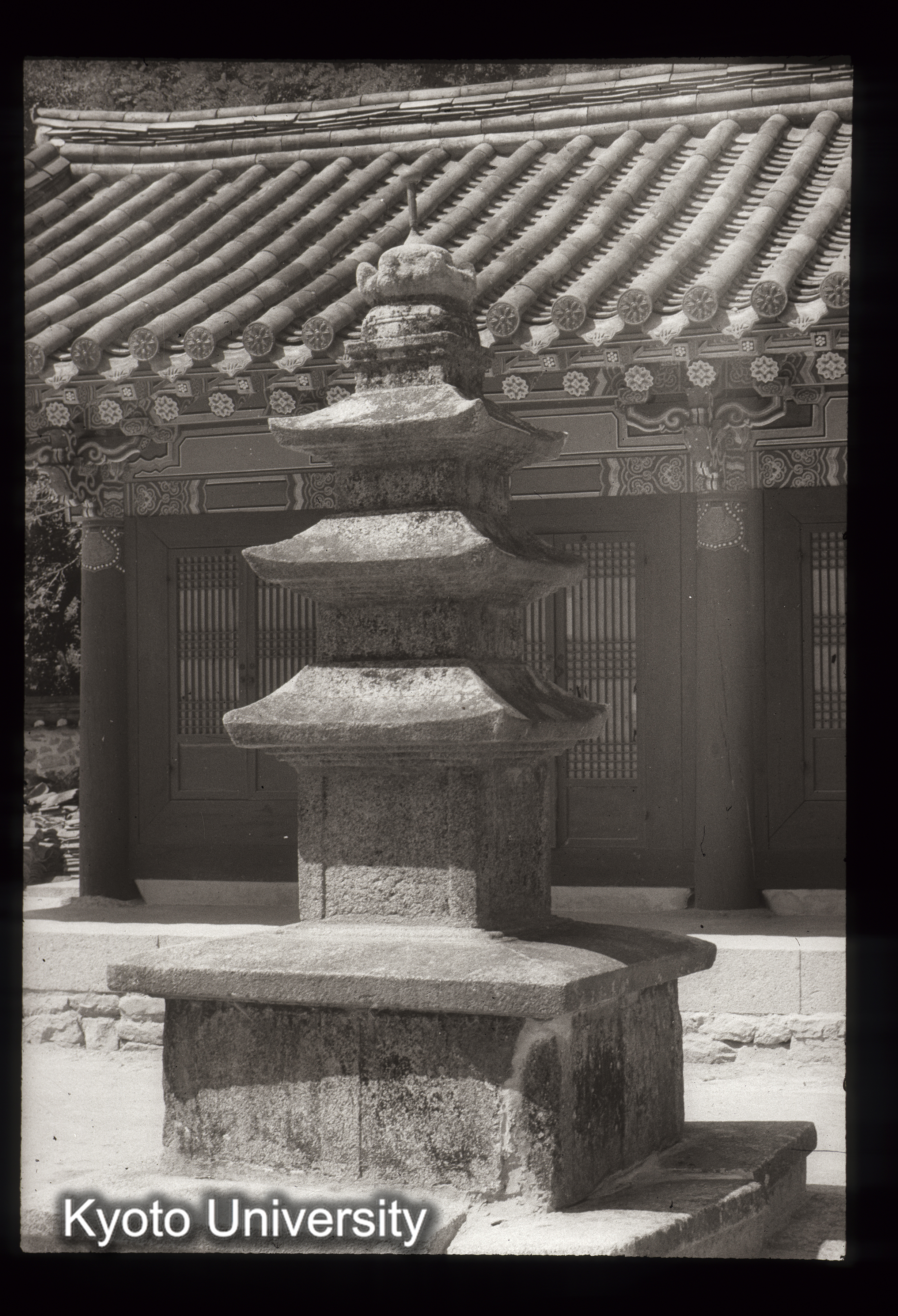 148_鳳停寺三層石塔 （背景は古今堂） (1)