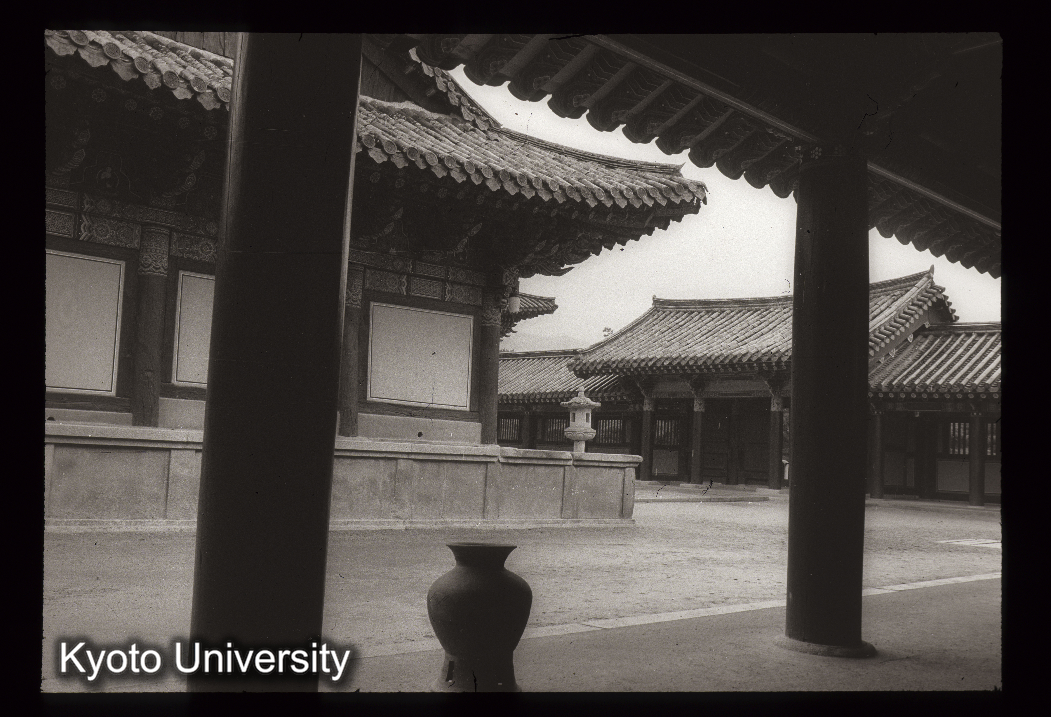 172_仏国寺極楽殿 側面（回廊よりのぞむ） (1)