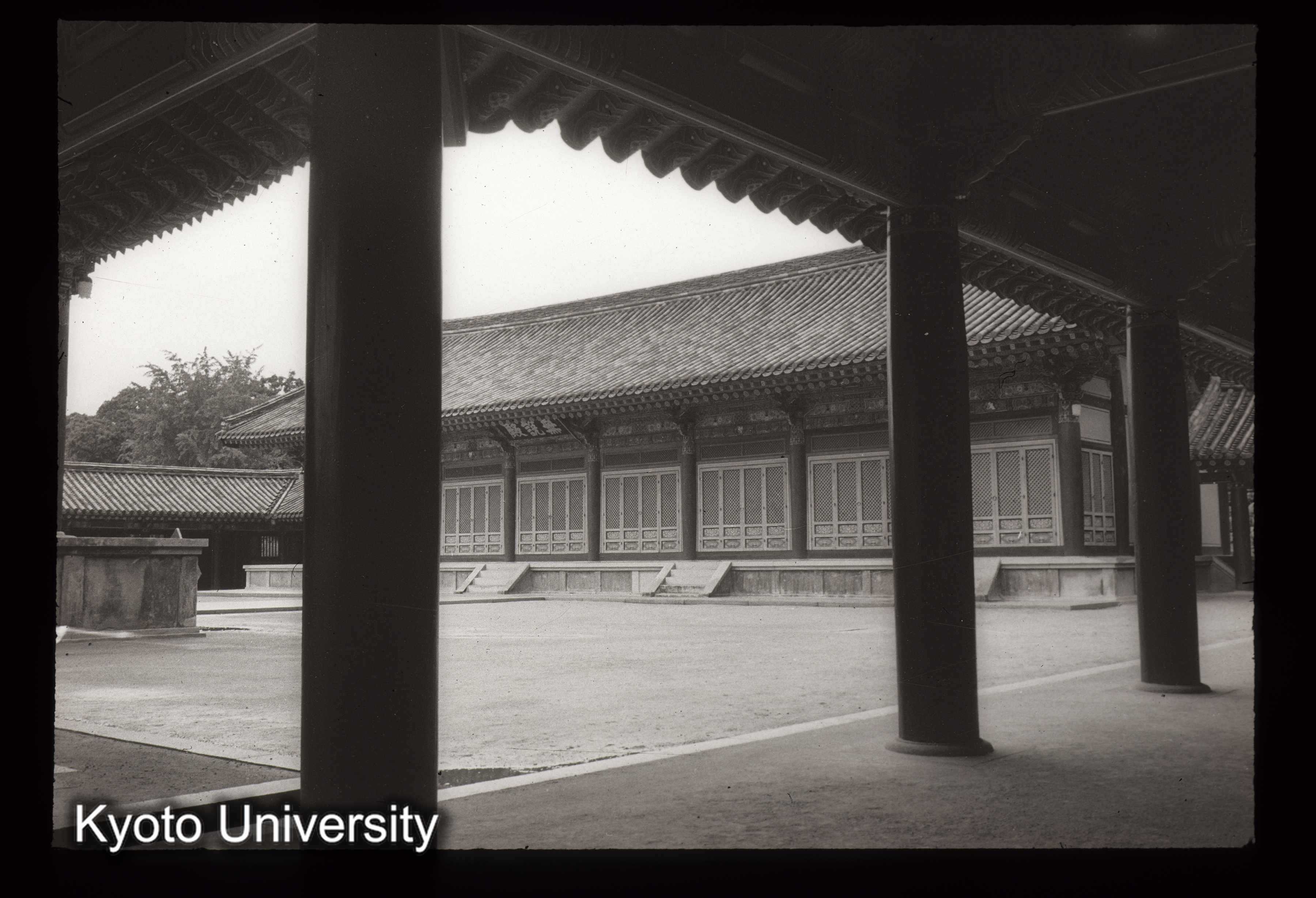 175_仏国寺 回廊より無悦殿をのぞむ (1)