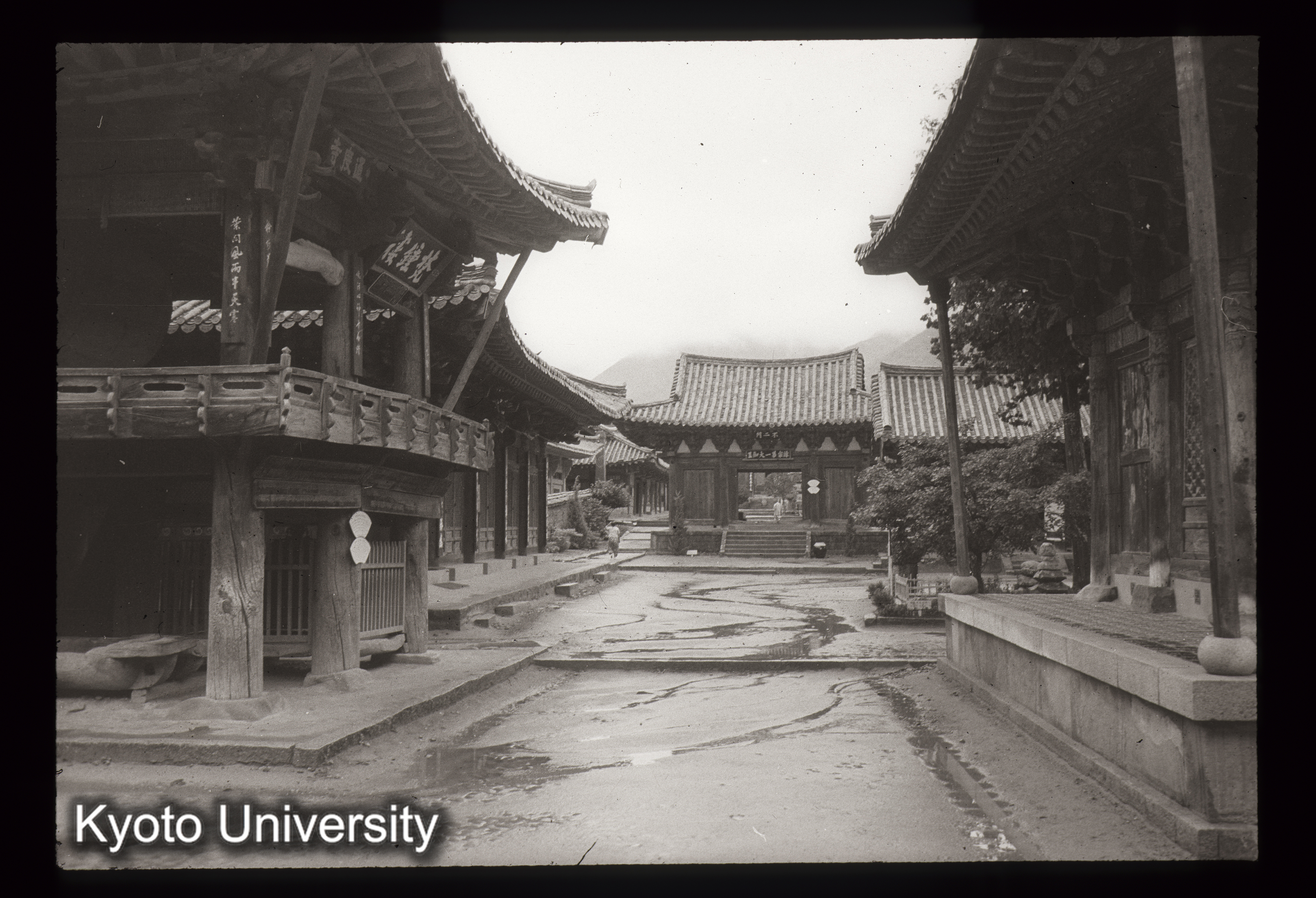 181_通度寺伽藍 天王門より不二門をのぞむ (1)