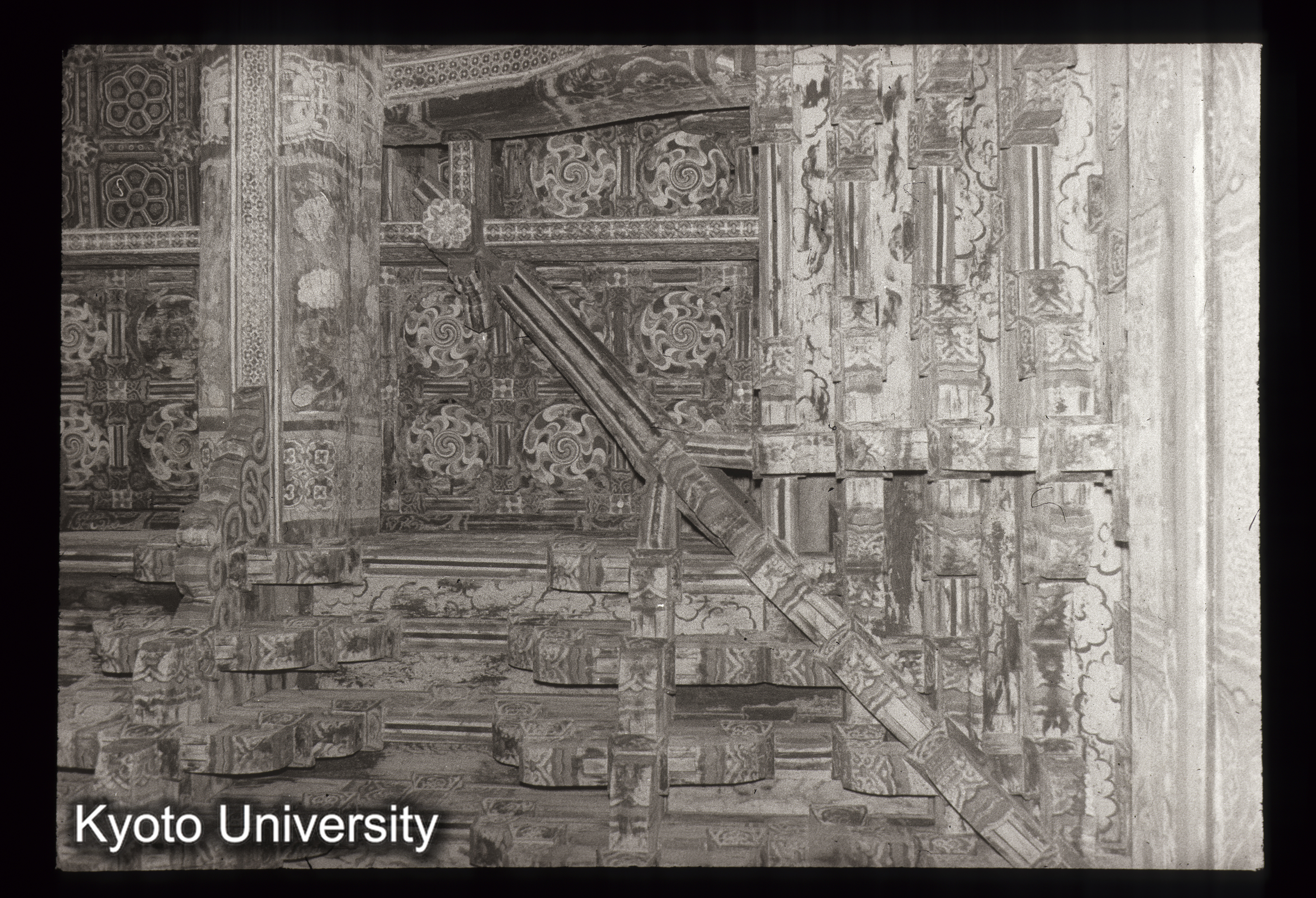 189_通度寺大雄殿 隅構架見上げ (1)