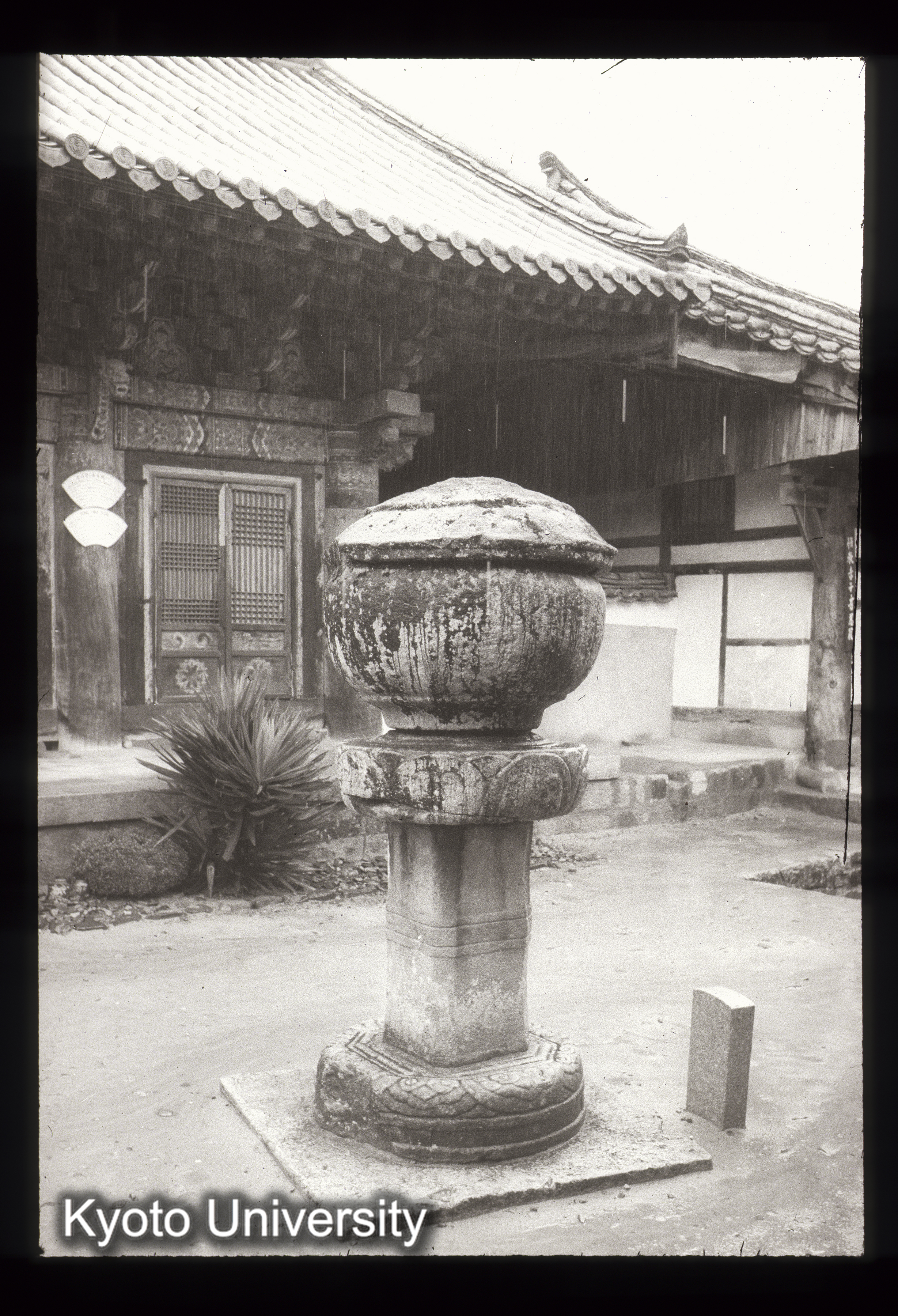 193_通度寺 石鉢 （大雄殿前） (1)