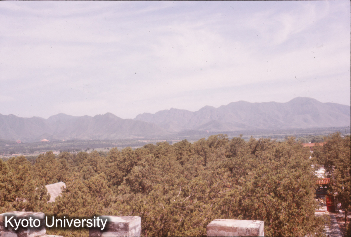 60_定陵方城明楼より十三陵全景をのぞむ_75 (1)