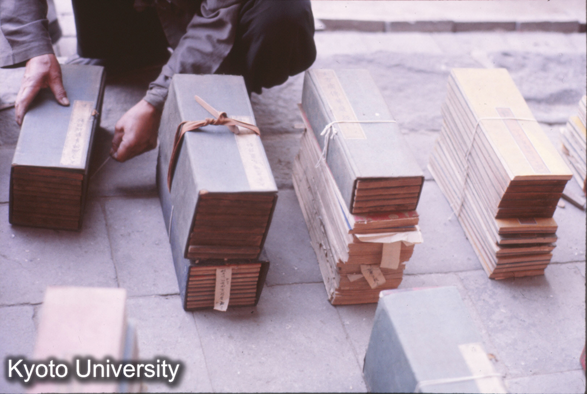 123_下華厳寺薄伽教蔵 虫干し中の経本 (1)