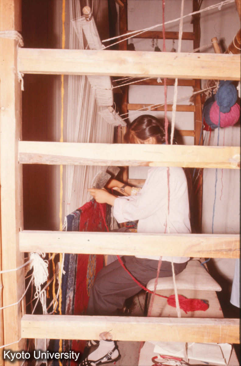 130_大同市地区人民街地毯廠 じゅうたん織り中 (1)