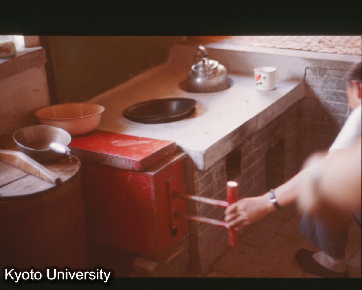 162_大同 北村生産大隊住宅のカマド・フイゴ (1)