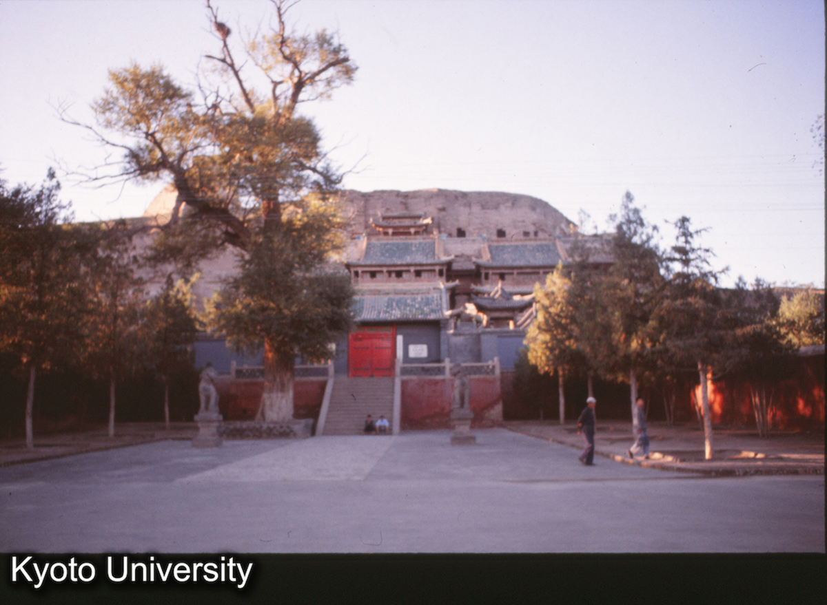 172_雲岡第5窟窟檐正面（参観入口） (1)