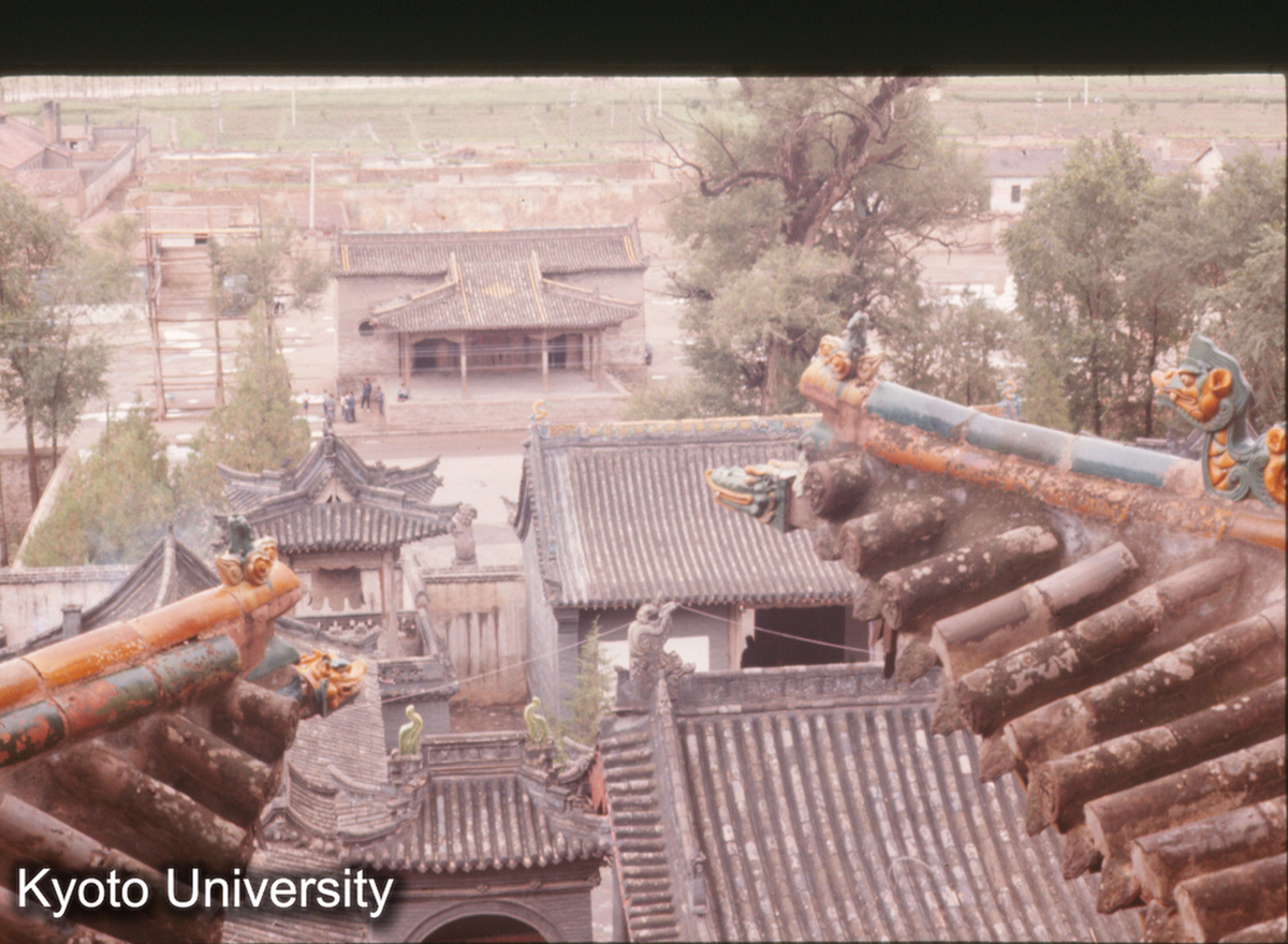 173_雲岡5窟窟檐上層より前方をのぞむ (1)