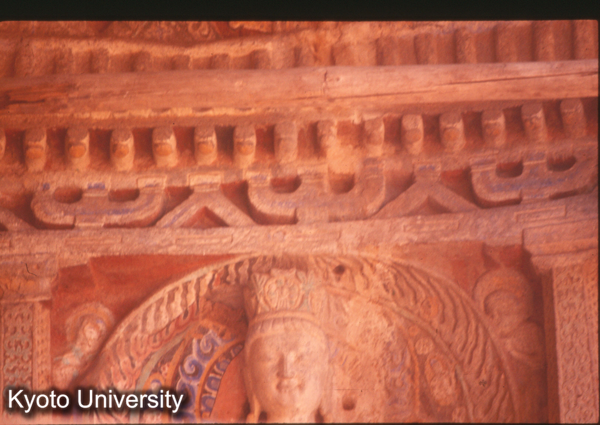 185_雲岡9窟外陣東壁上層両層欄額_× (1)