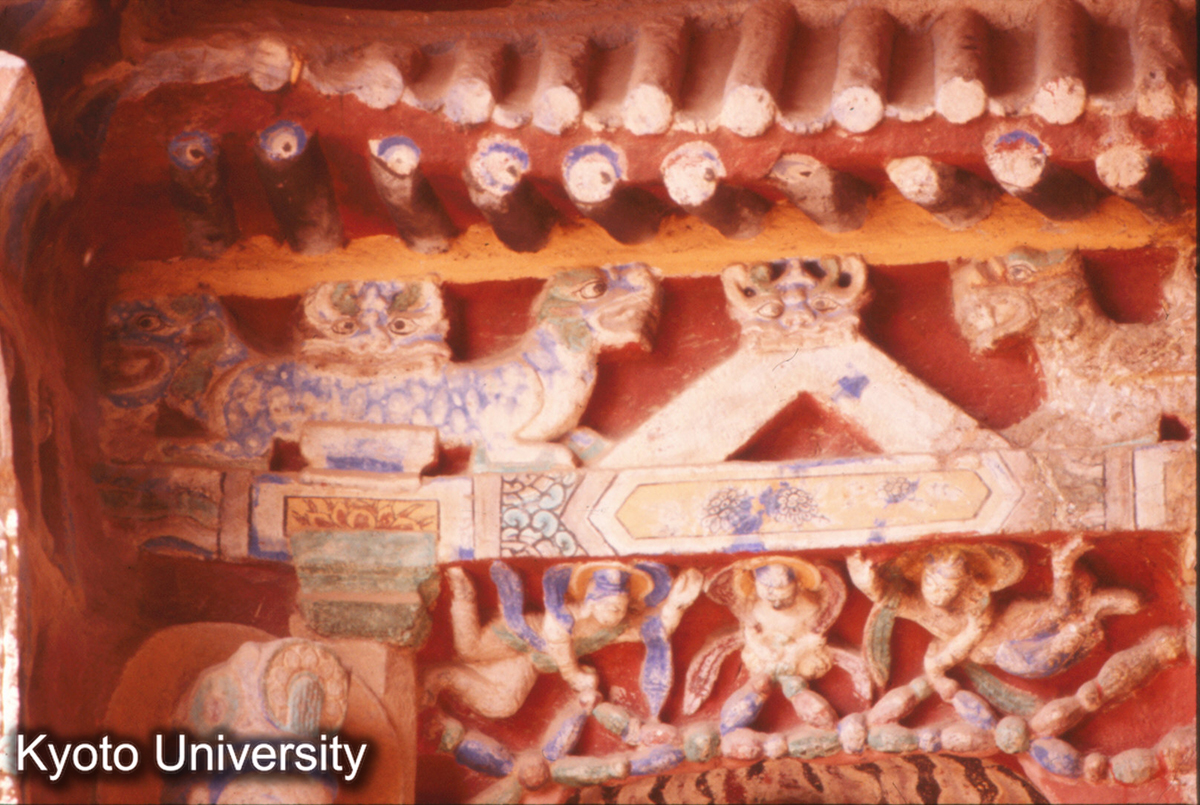 196_雲岡12窟外陣西壁獣形斗栱 (1)