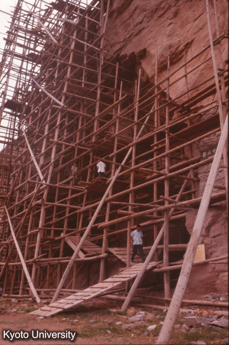 209_雲岡20窟（曇曜仏）修理中足場 (1)