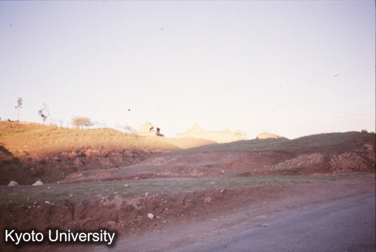 234_大同-雲岡 車窓より 観音廟 (1)