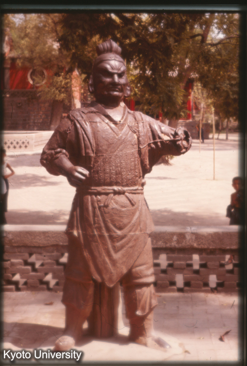 晋祠 献殿前方鉄人 (1)