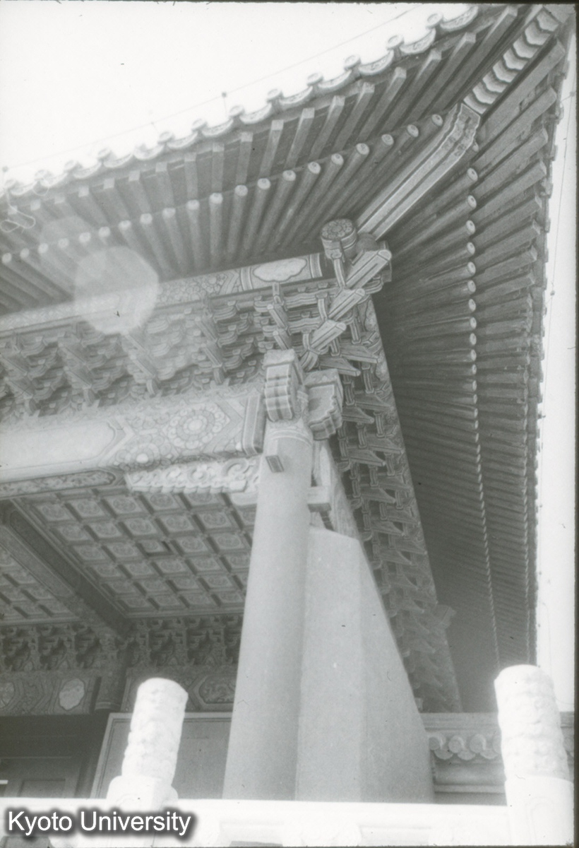 32_長陵稜恩門 角檐仰観 (1)