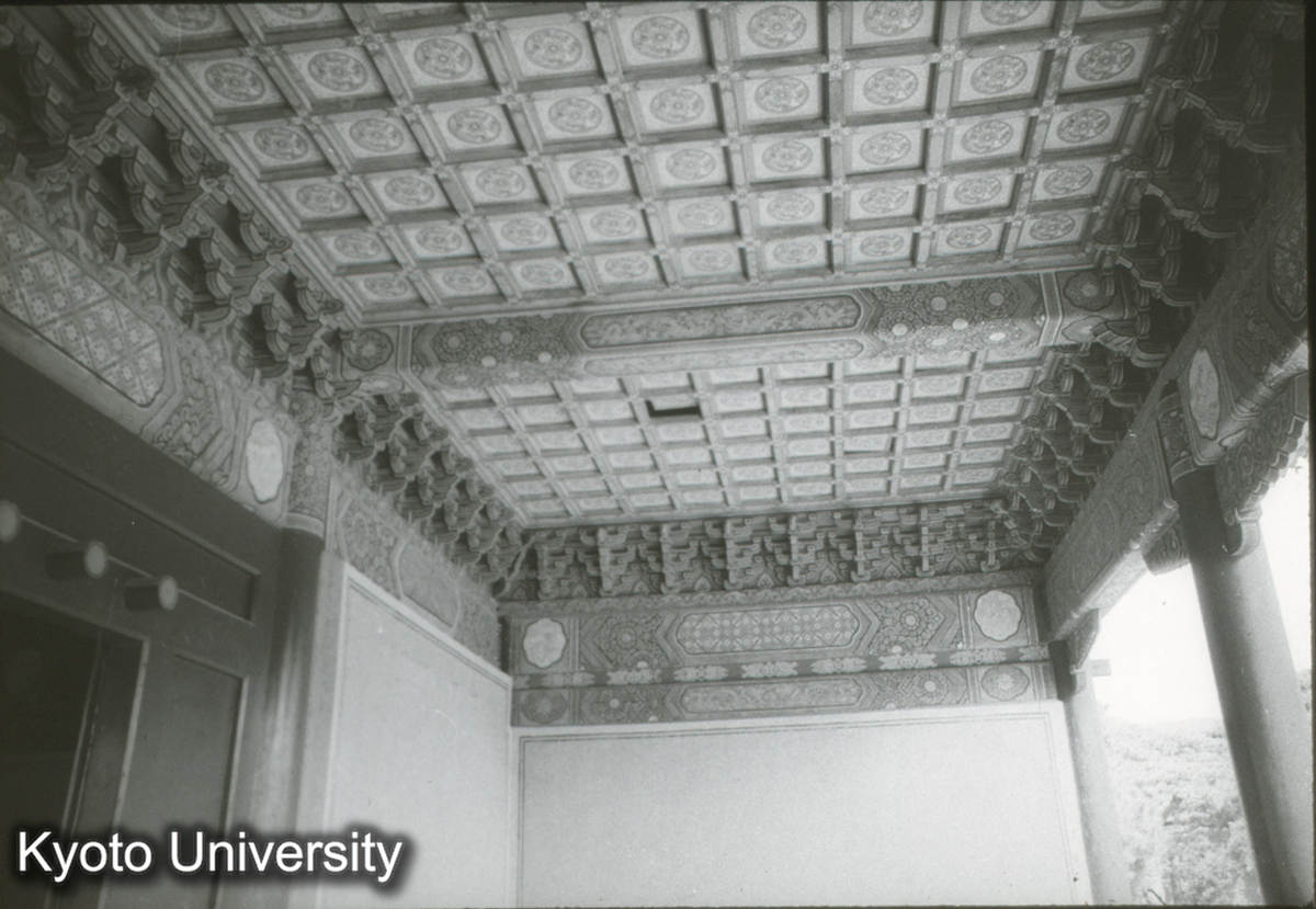 33_長陵稜恩門 内部仰観 (1)