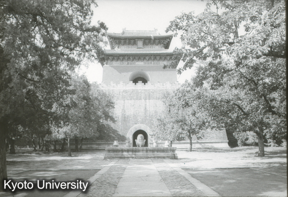 42_長陵方城明楼 正面遠望 (1)