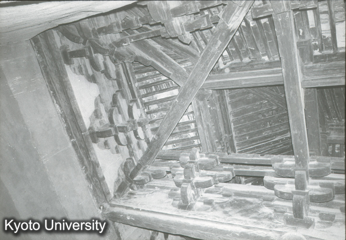 115_善化寺天王殿 内部火燧梁（隅） (1)