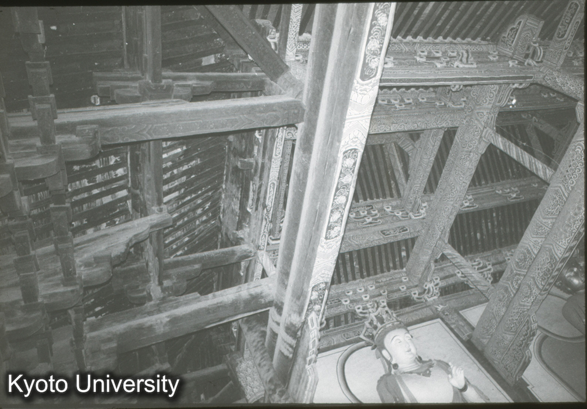 122_善化寺三聖殿 内部構架（仰観） (1)