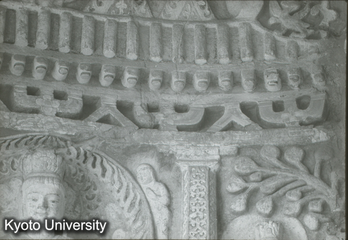 222_雲岡10窟 外陣西壁（上層） 柱・枋・斗栱詳細 (1)