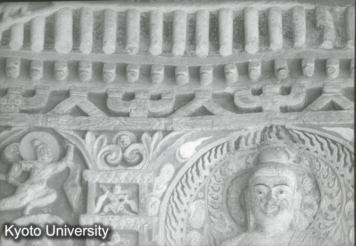 223_雲岡10窟 外陣東壁上層詳細 柱頭・斗栱・七朱八白 (1)