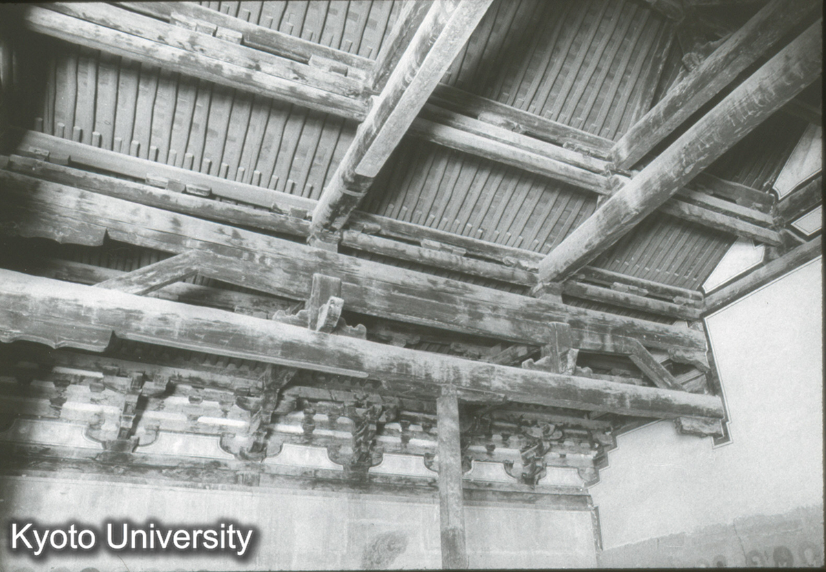 258_仏光寺文殊殿 背面より入側通り 内部構架 (1)