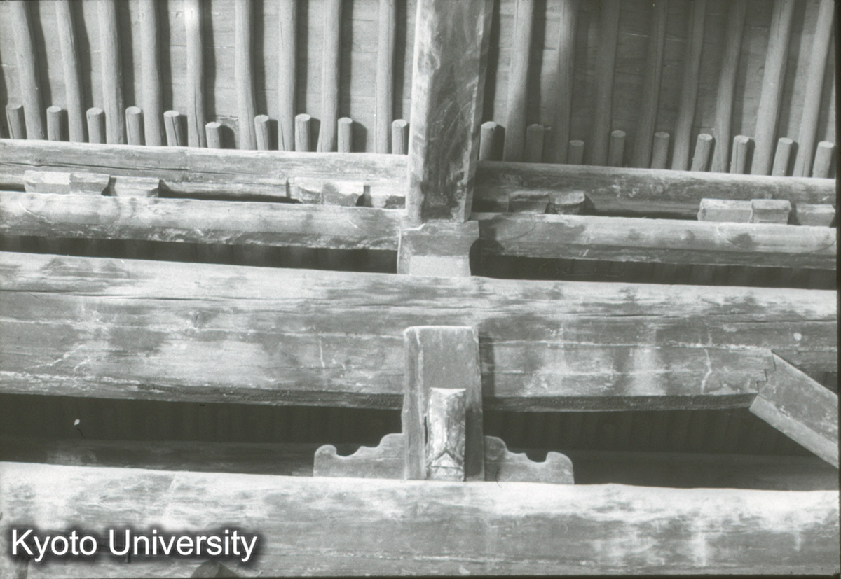 261_仏光寺文殊殿 駝峰・折屋部の椽 (1)