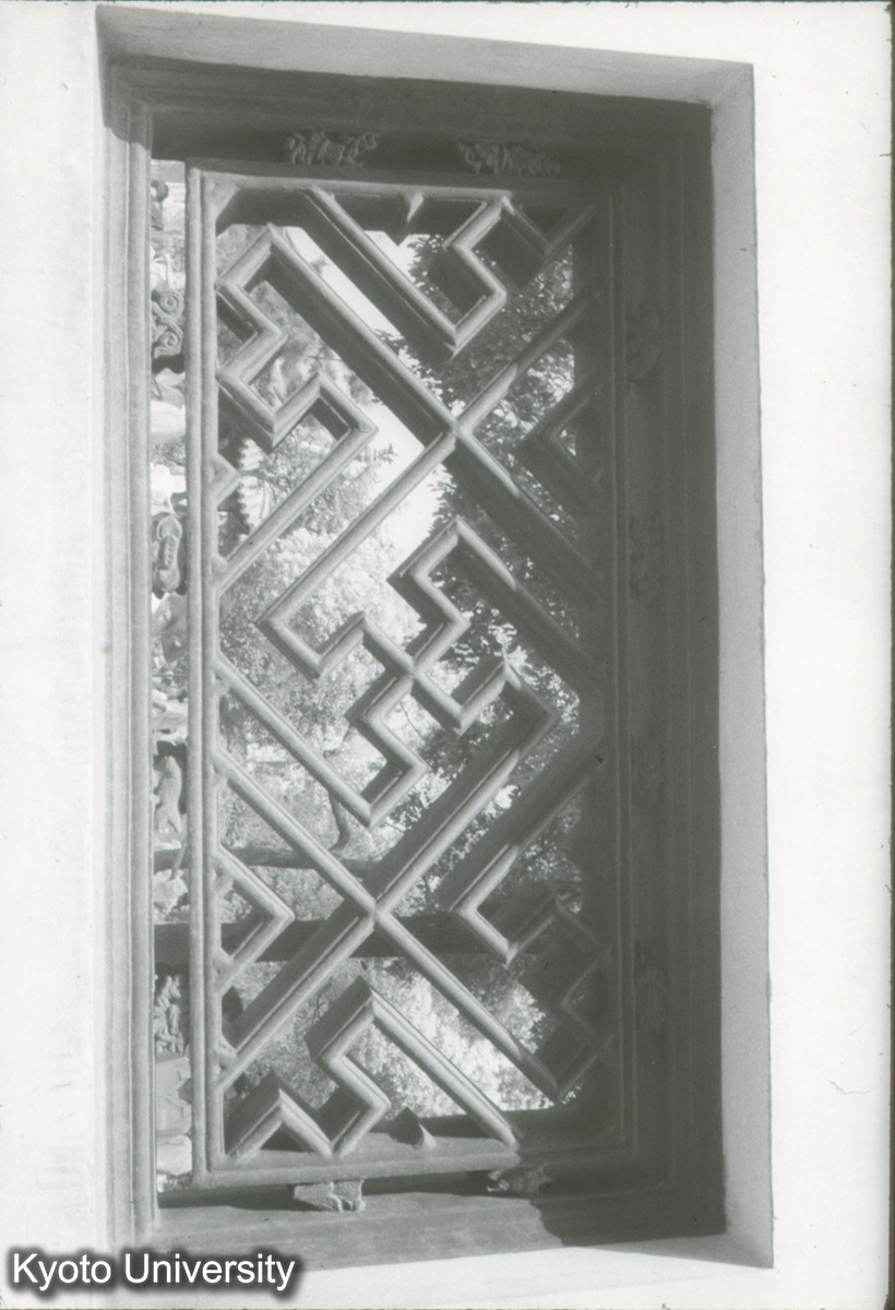 304_上海予園 漏明窓 正斜万字 (1)