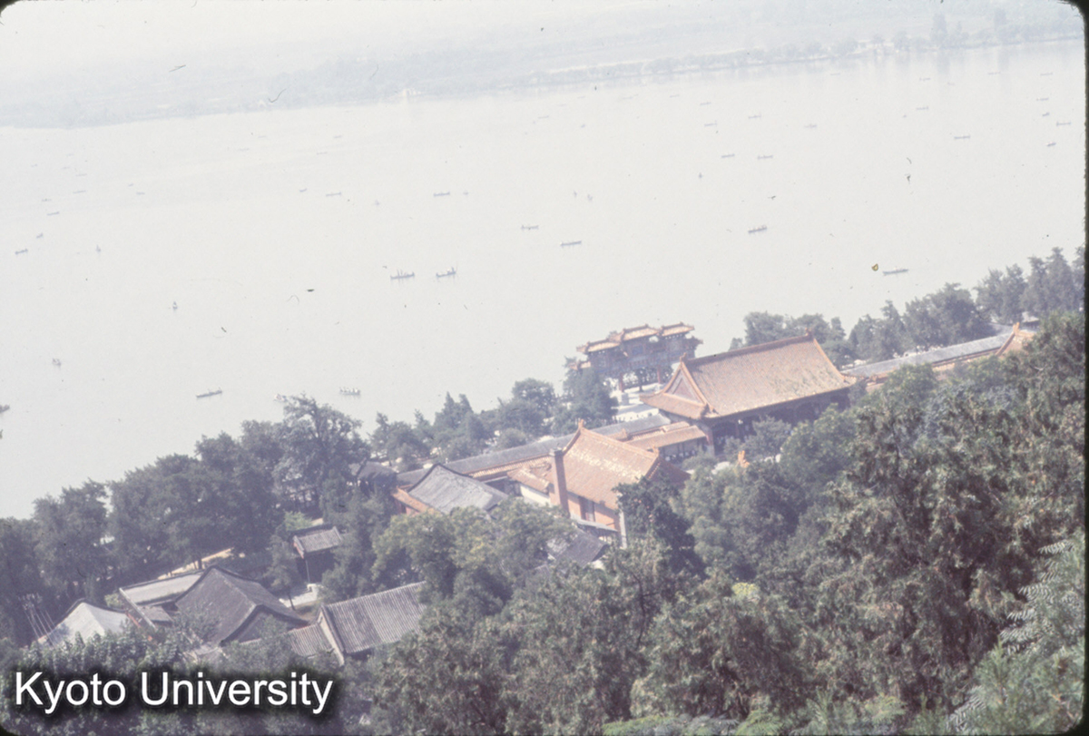 195_万寿山より昆明湖・牌坊を腑観 (1)