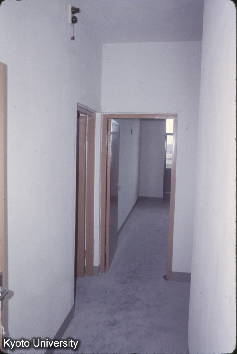 275_北京 前三門高層住宅 玄関より寝室を見る (1)