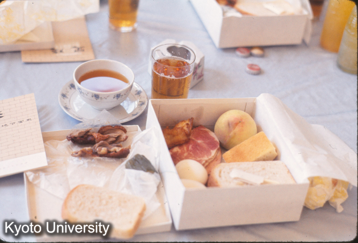 359_定陵での弁当_1977.8.12昼食 (1)