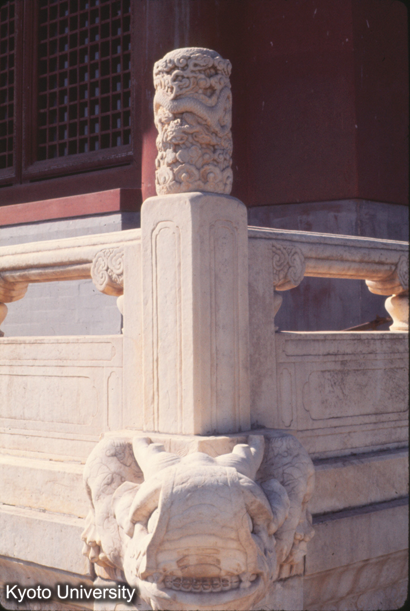 377_長陵稜恩殿 基台角 螭首 (1)