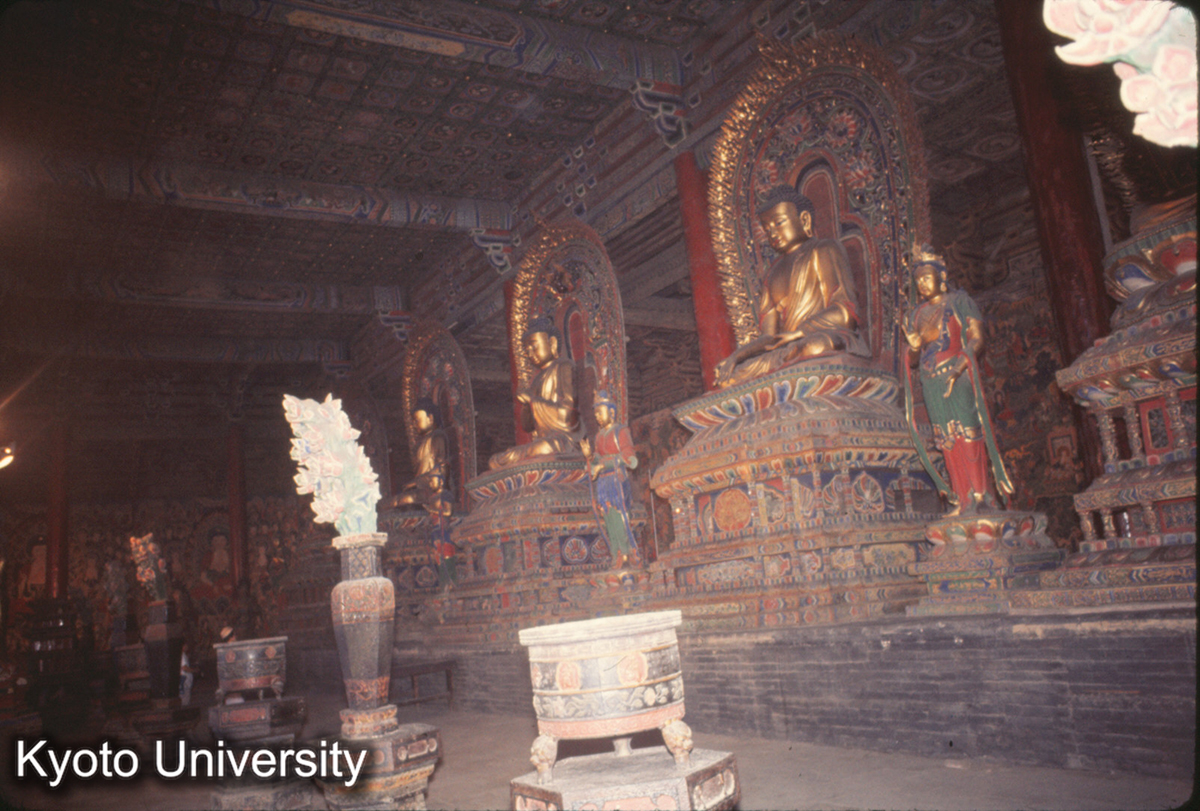 432_上華厳寺大雄宝殿 内部 (1)