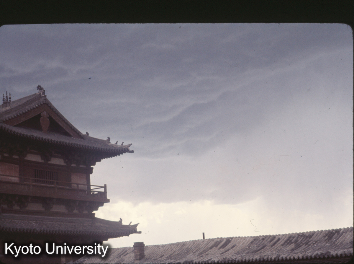 480_善化寺普賢閣 突然のスコールが近づいている (1)