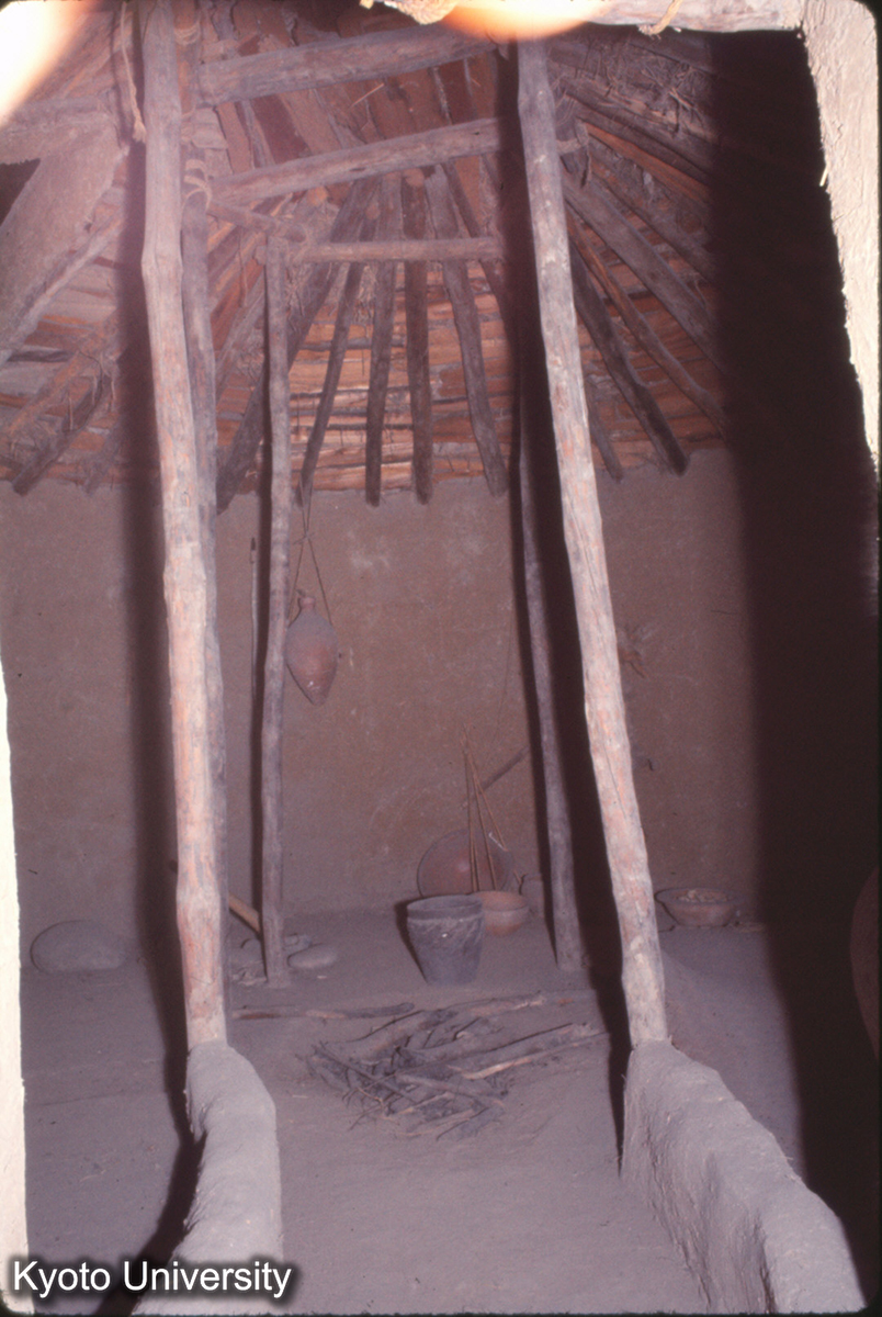 740_半坡 復原住居 内部 (1)