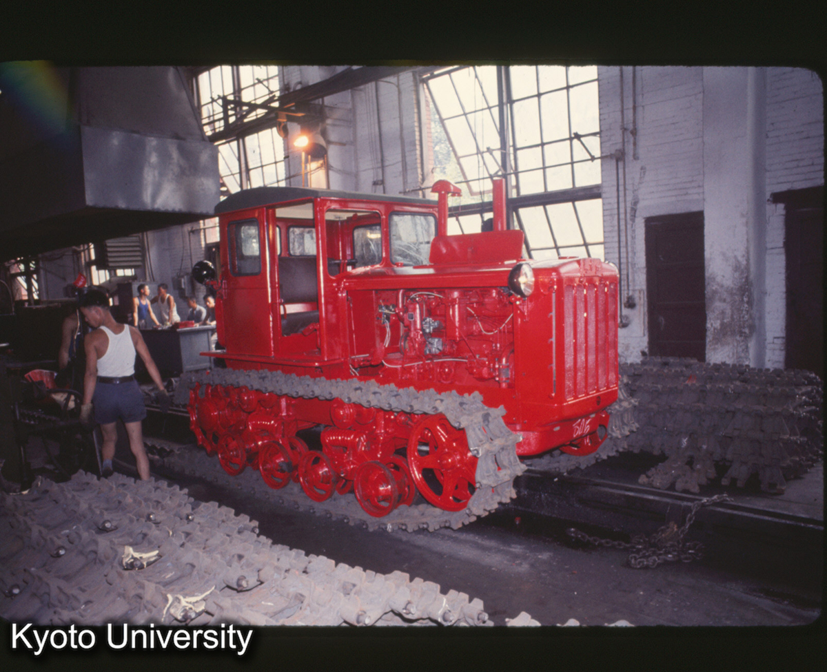 824_洛陽 施拉機廠 最終工程キャタピラ取付 (1)