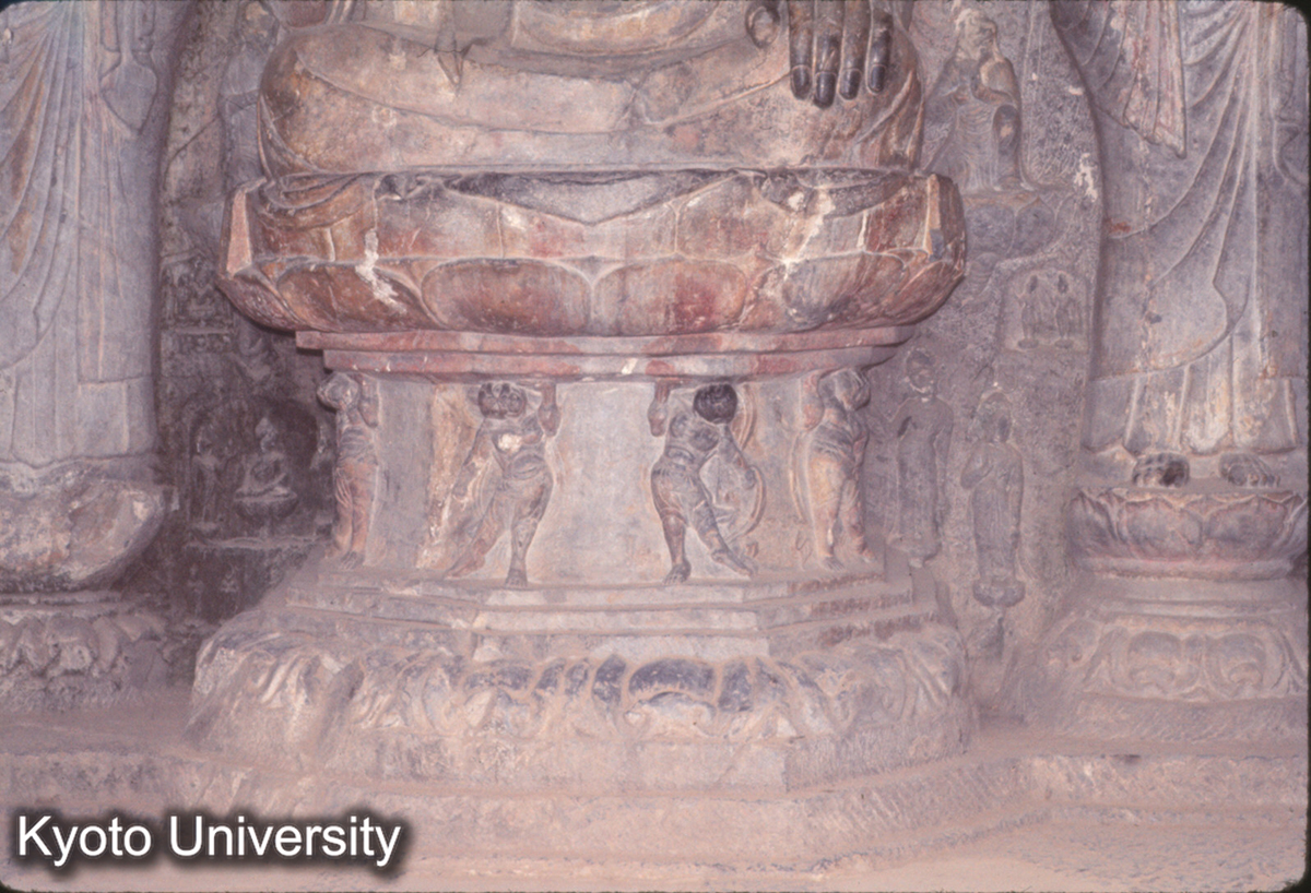 878_龍門 万仏洞 正壁主仏台座束腰 (1)