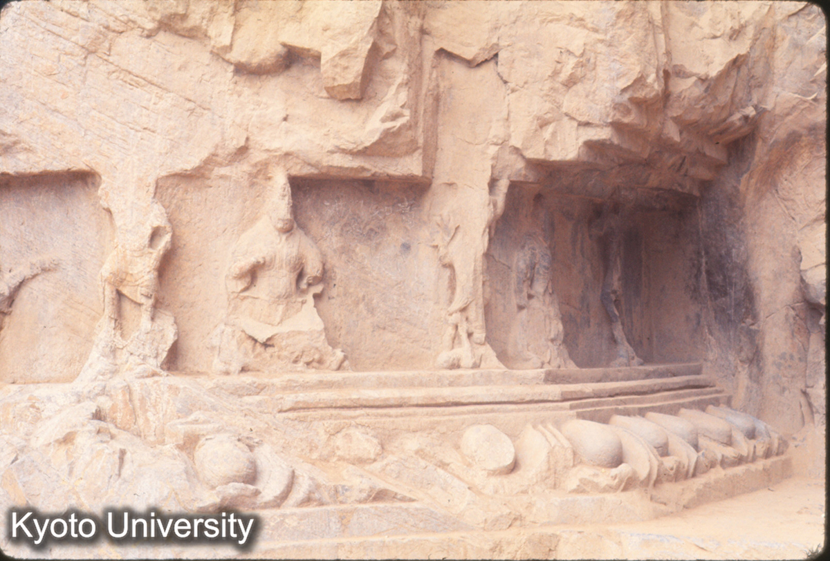 904_龍門 奉先寺 主仏 束腰 (1)