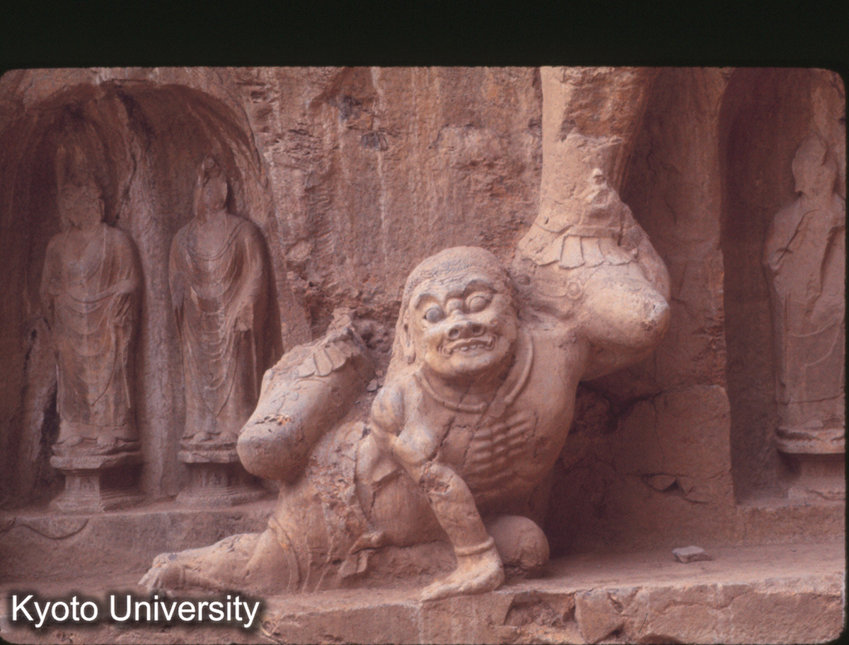 917_龍門 奉先寺 （南壁） 天王 脚部 (1)